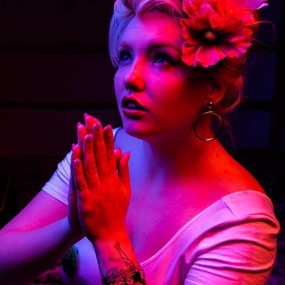 Meet your Posher, Kitty - Picture 2 of 2